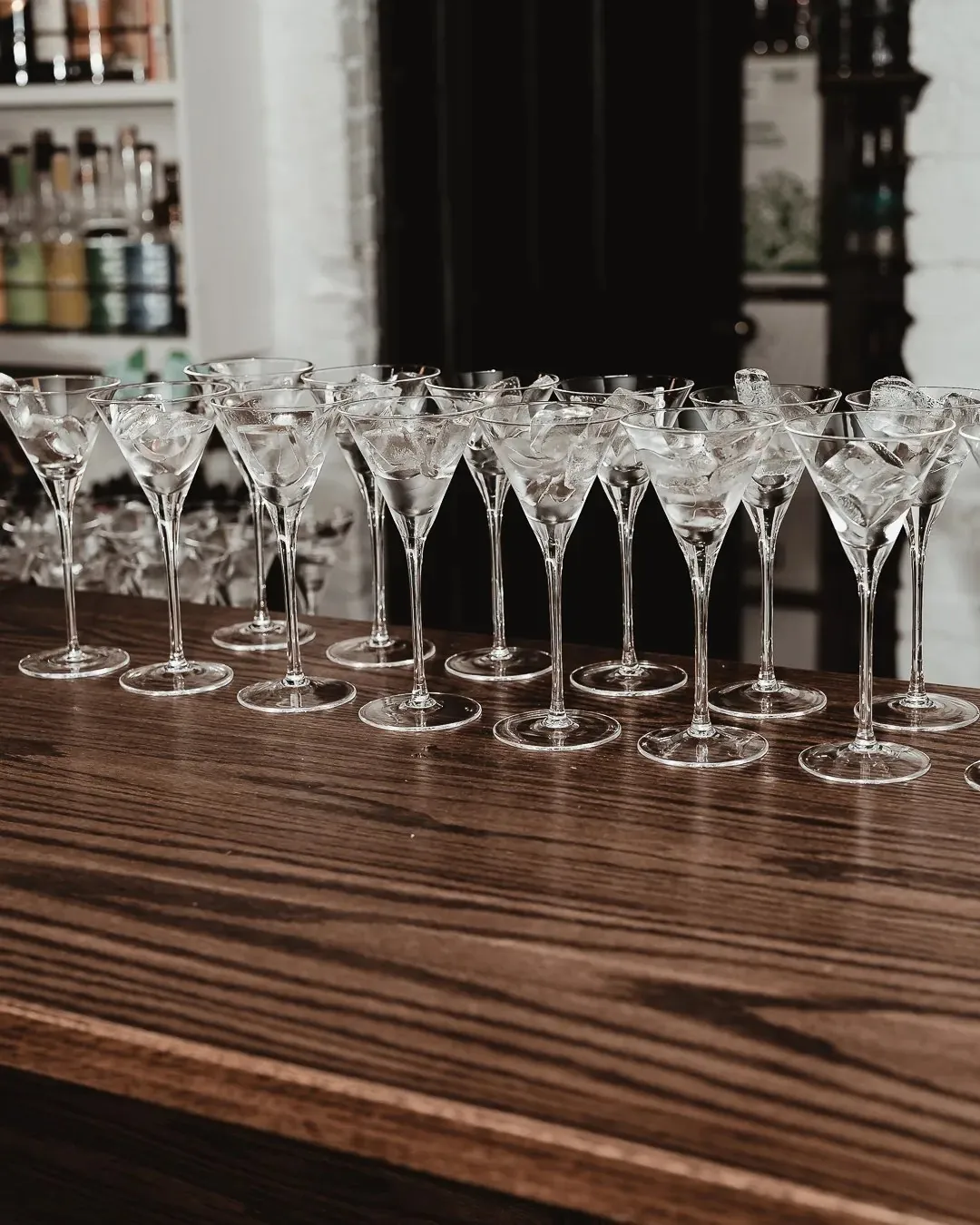 Verres à martini mis au frais avant le service