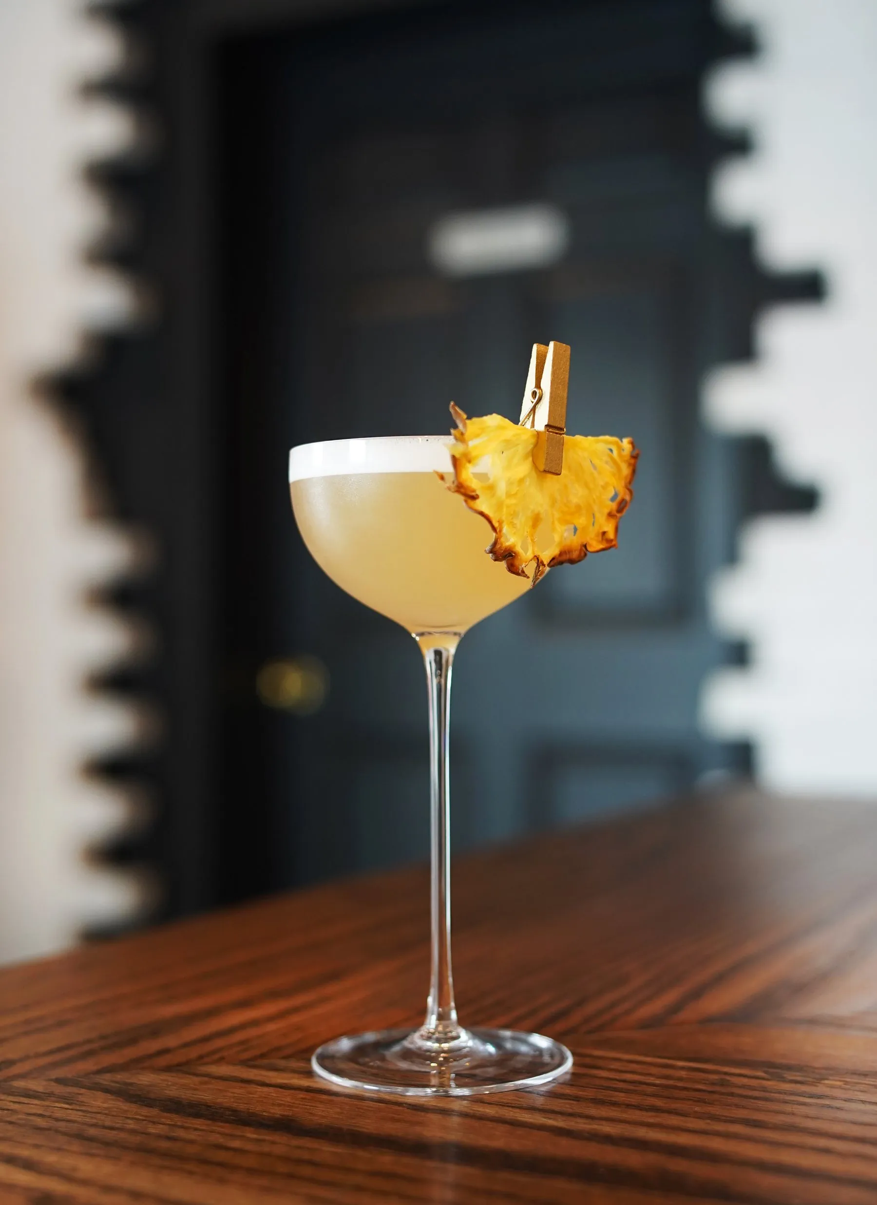 Un sour fini — mousse, garniture, verre