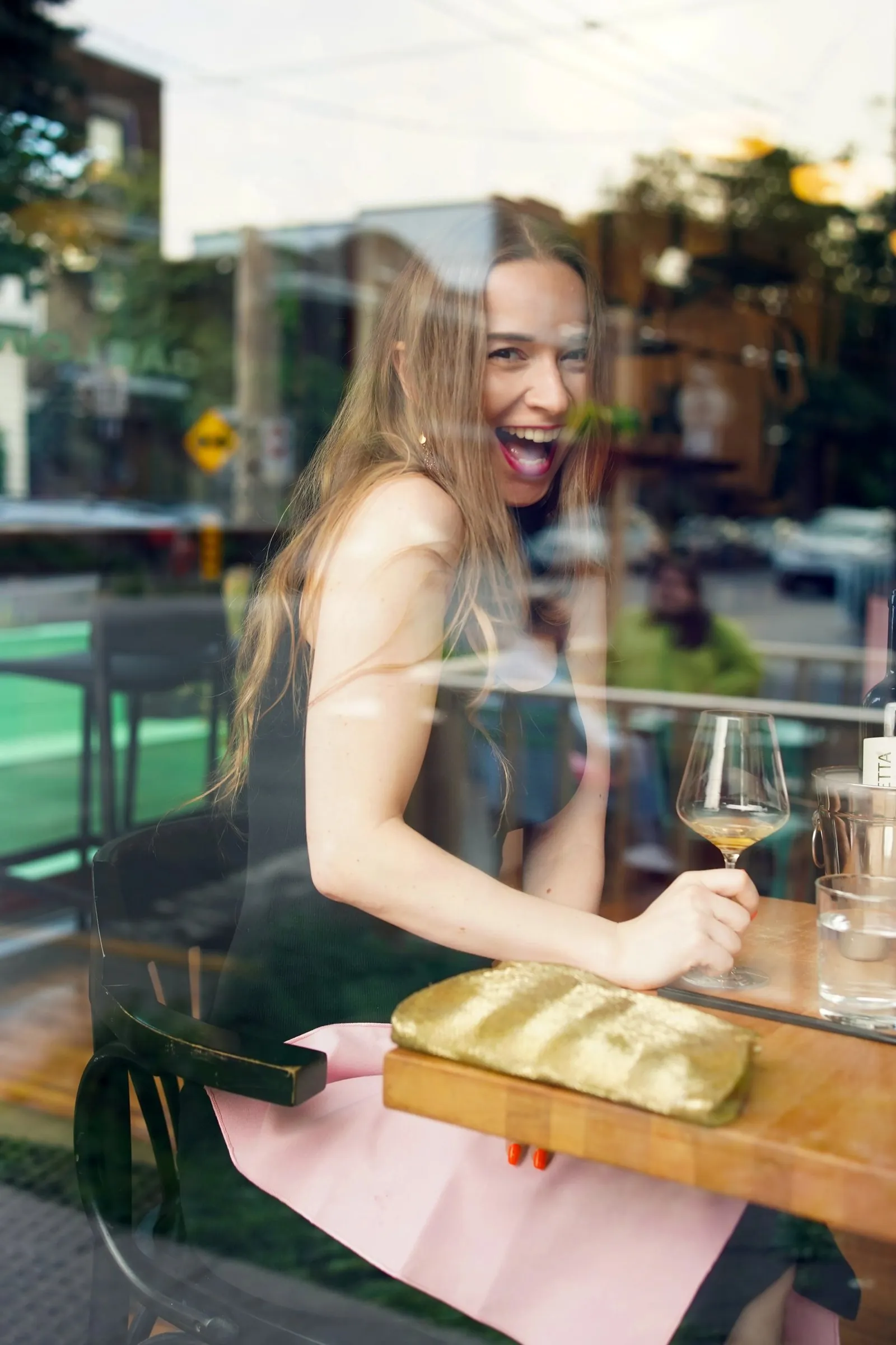 Une cliente savourant un verre de vin