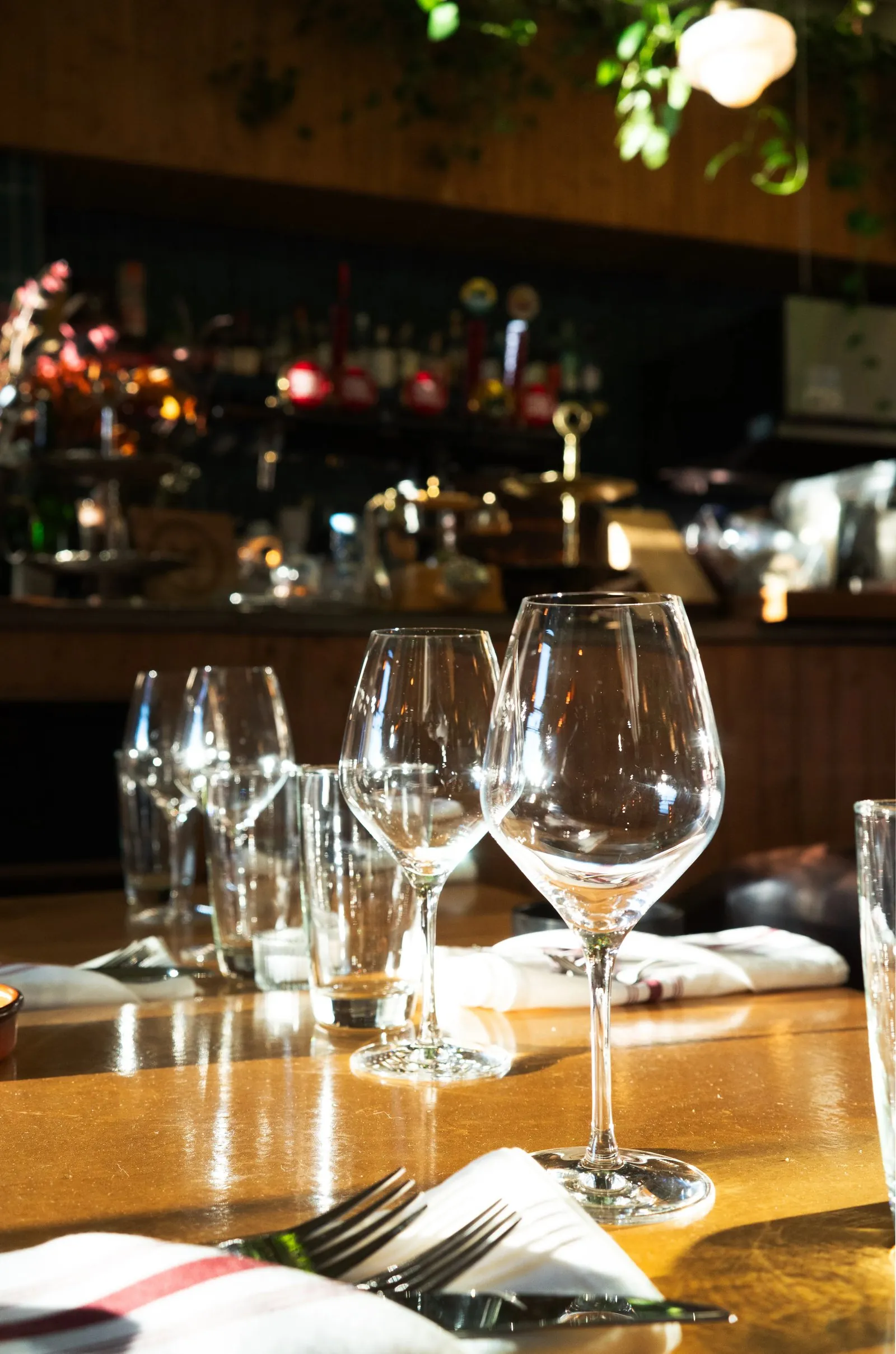 Verres à vin sur une table de restaurant